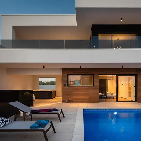 Old Olive Vi Воднян