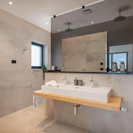 Old Olive Vi Воднян